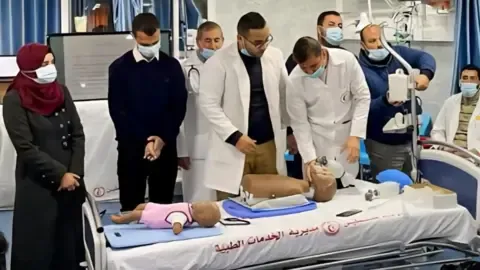 Initial Group of Students Extracted from the Gaza Strip to Study in the UK